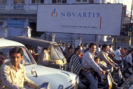 Foto de Una publicidad de la compañía farmacéutica suiza Novartis en la ciudad de Surat en la provincia de Gujarat en la India. India, Gujarat, abril de 1998 - Imagen libre de derechos