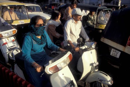 Téléchargez les photos : Pilote de moto dans la ville de Surat dans la province du Gujarat en Inde. Inde, Gujarat, avril 1998 - en image libre de droit