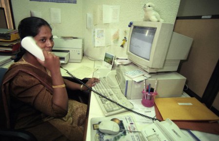 Foto de Una oficina en una fábrica y producciones de Pager en la ciudad electrónica en la ciudad de Bangalore en la provincia de Karnataka en la India. India, Bangalore, abril de 1998 - Imagen libre de derechos