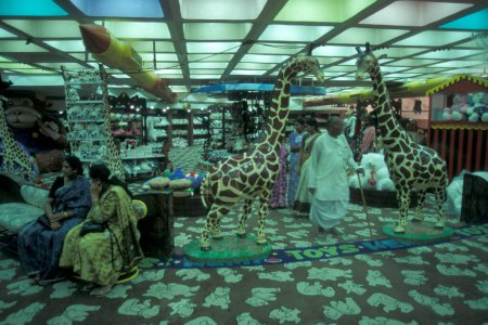 Foto de Dentro del moderno centro comercial Kemp Fort para Saree y Juguetes en la ciudad de Bangalore en la provincia de Karnataka en la India. India, Bangalore, abril de 1998 - Imagen libre de derechos