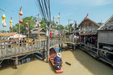 Téléchargez les photos : L'architecture du marché flottant près de la ville de Pattaya dans la province de Chonburi en Thaïlande. Thaïlande, Pattaya, novembre 2018 - en image libre de droit