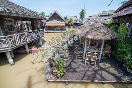 Foto de La arquitectura del mercado flotante cerca de la ciudad de Pattaya en la provincia de Chonburi en Tailandia. Tailandia, Pattaya, noviembre de 2018 - Imagen libre de derechos