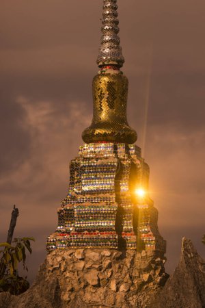 Téléchargez les photos : Le Wat Phra Bat Phu Pha Daeng ou Wat Chalermprakiet Prajomklao Rachanusorn Temple au nord de la ville de Lampang dans la province de Lampang en Thaïlande du Nord. Thaïlande, Lampang, novembre 2016 - en image libre de droit