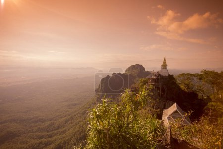 Téléchargez les photos : Le Wat Phra Bat Phu Pha Daeng ou Wat Chalermprakiet Prajomklao Rachanusorn Temple au nord de la ville de Lampang dans la province de Lampang en Thaïlande du Nord. Thaïlande, Lampang, novembre 2016 - en image libre de droit