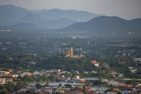 Foto de The Big Buddha of the Khao Noi, a view from Khao Hin Lek Fai Viewpoint of the City of Hua Hin in the Province of Prachuap Khiri Khan in Thailand,  Thailand, Hua Hin, December, 2023 - Imagen libre de derechos