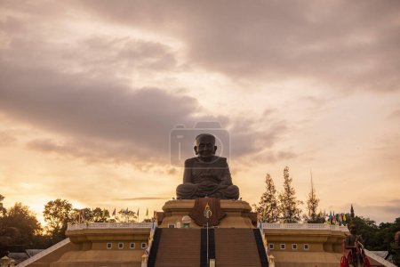 Téléchargez les photos : Le Wat Huay Mongkol avec un monument du moine Luang Pu Thuat près de la ville de Hua Hin dans la province de Prachuap Khiri Khan en Thaïlande, Thaïlande, Hua Hin, Décembre, 2023 - en image libre de droit