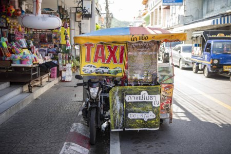 Téléchargez les photos : Un service de taxi dans la ville de Hua Hin dans la province de Prachuap Khiri Khan en Thaïlande, Thaïlande, Hua Hin, Décembre 2023 - en image libre de droit