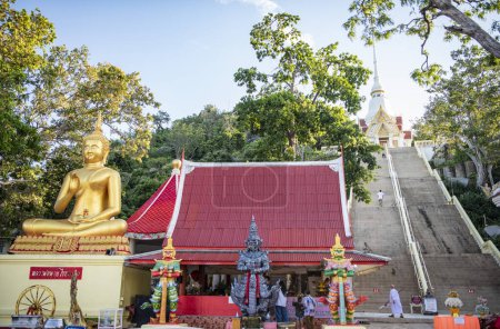 Foto de A Big Buddha at the Wat Khao Takiab on the Chpstick Hill in the town of khao Takiab south of the City of Hua Hin in the Province of Prachuap Khiri Khan in Thailand,  Thailand, Hua Hin, December, 2023 - Imagen libre de derechos