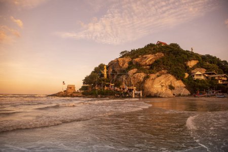 Foto de La playa con el buda de pie en Wat Khao Takiab cerca de la ciudad de Hua Hin en la provincia de Prachuap Khiri Khan en Tailandia, Tailandia, Hua Hin, diciembre de 2023 - Imagen libre de derechos
