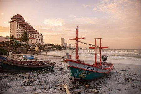 Téléchargez les photos : Bateau de pêche sur la plage de Khao Takiab près de la ville de Hua Hin dans la province de Prachuap Khiri Khan en Thaïlande, Thaïlande, Hua Hin, Décembre, 2023 - en image libre de droit