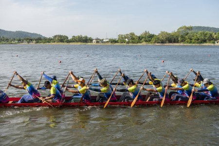 Photo for A Dragonboat or Longboat team on the Lake Khao Tao at the Longboat race of Hua Hin on the Lake Khao Tao reservoir south of City of Hua Hin.  Thailand, Hua Hin, December, 2023 - Royalty Free Image