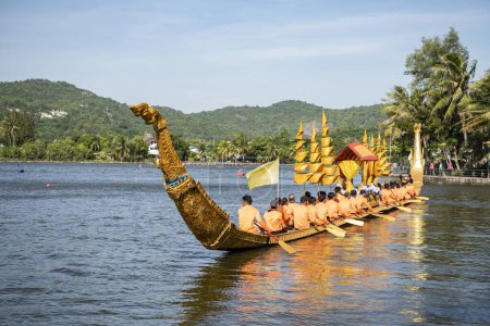 Foto de Un Dragonboat tradicional y decoratet o Longboat en el lago Khao Tao en la carrera de Longboat de Hua Hin en el embalse del lago Khao Tao al sur de la ciudad de Hua Hin. Tailandia, Hua Hin, diciembre de 2023 - Imagen libre de derechos