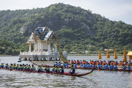 Foto de Dragonboat or Longboat Teams in front of the Royal pavillon on the Lake Khao Tao at the Longboat race of Hua Hin on the Lake Khao Tao reservoir south of City of Hua Hin. Tailandia, Hua Hin, diciembre de 2023 - Imagen libre de derechos