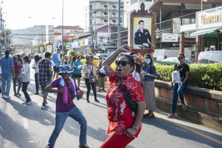 Téléchargez les photos : Des gens heureux lors d'un défilé d'une cérémonie du temple du Wat Hua Hin dans les rues de la ville de Hua Hin dans la province de Prachuap Khiri Khan en Thaïlande, Thaïlande, Hua Hin, décembre 2023 - en image libre de droit