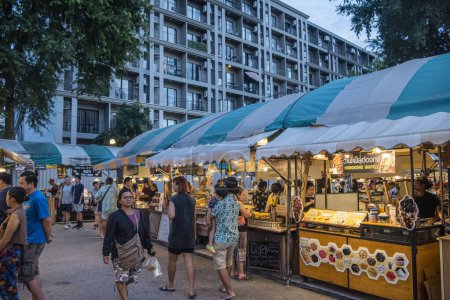 Téléchargez les photos : Stands de nourriture et restaurants au marché nocturne Tamarind Weekend près de la ville de Hua Hin dans la province de Prachuap Khiri Khan en Thaïlande, Thaïlande, Hua Hin, décembre 2023 - en image libre de droit