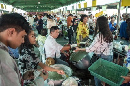 Téléchargez les photos : Les gens profitent gratuitement de la nourriture thaïlandaise lors d'une cérémonie du temple au Wat Hua Hin dans la ville de Hua Hin dans la province de Prachuap Khiri Khan en Thaïlande, Thaïlande, Hua Hin, Décembre, 2023 - en image libre de droit