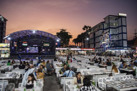 Téléchargez les photos : Une vue du marché nocturne et du marché alimentaire Baan Khun Po dans la ville de Hua Hin dans la province de Prachuap Khiri Khan en Thaïlande, Thaïlande, Hua Hin, décembre 2023 - en image libre de droit