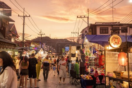 Téléchargez les photos : Boutiques au marché de nuit dans la ville de Hua Hin dans la province de Prachuap Khiri Khan en Thaïlande, Thaïlande, Hua Hin, Décembre, 2023 - en image libre de droit