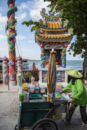 Foto de El templo chino Jao Mae Tub Tim Shrine en la costa en el casco antiguo de la ciudad de Hua Hin en la provincia de Prachuap Khiri Khan en Tailandia, Tailandia, Hua Hin, diciembre de 2023 - Imagen libre de derechos