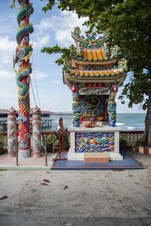 Téléchargez les photos : Temple chinois Jao Mae Tub Temple Tim sur la côte de la vieille ville de Hua Hin dans la province de Prachuap Khiri Khan en Thaïlande, Thaïlande, Hua Hin, décembre 2023 - en image libre de droit