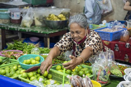 Foto de A women sales Limones en el mercado en la ciudad de Hua Hin en la provincia de Prachuap Khiri Khan en Tailandia, Tailandia, Hua Hin, diciembre de 2023 - Imagen libre de derechos