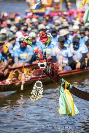 Téléchargez les photos : Une façade de bateau-dragon ou bateau long sur le lac Khao Tao lors de la course de bateau long de Hua Hin sur le réservoir du lac Khao Tao au sud de la ville de Hua Hin. Thaïlande, Hua Hin, décembre 2023 - en image libre de droit