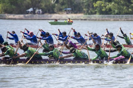 Téléchargez les photos : Dragonboat ou Longboat équipes sur le lac Khao Tao à la course Longboat de Hua Hin sur le lac Khao Tao réservoir au sud de la ville de Hua Hin. Thaïlande, Hua Hin, décembre 2023 - en image libre de droit