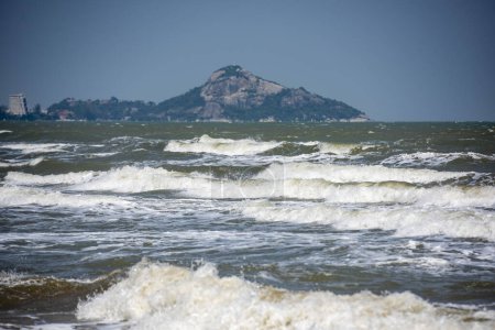 Foto de La playa de Hua Hin está inundada por la tormenta, el viento y la lluvia en la costa en el casco antiguo de la ciudad de Hua Hin en la provincia de Prachuap Khiri Khan en Tailandia, Tailandia, Hua Hin, diciembre de 2023 - Imagen libre de derechos