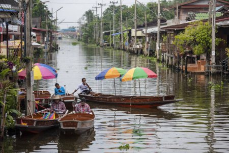Téléchargez les photos : Tourboat taxis wait for Tourists at Damnoen Saduak river and Floating market in the Province of Ratchaburi in Thailand, Thailand, Ratchaburi, 12 novembre 2023 - en image libre de droit