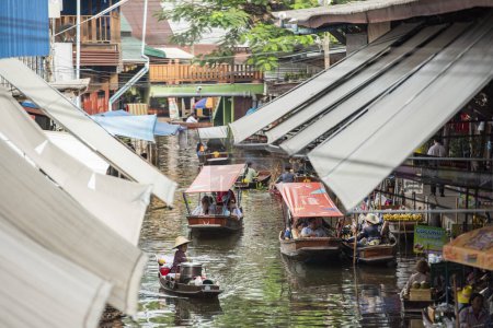 Téléchargez les photos : Bateau à moteur Tourboat taxis avec des touristes conduisant tout autour d'un khlong à la rivière Damnoen Saduak et marché flottant dans la province de Ratchaburi en Thaïlande, Thaïlande, Ratchaburi, 12, Novembre, 2023 - en image libre de droit