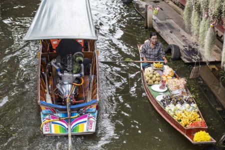 Téléchargez les photos : Bateau à moteur Tourboat taxis avec des touristes conduisant tout autour d'un khlong à la rivière Damnoen Saduak et marché flottant dans la province de Ratchaburi en Thaïlande, Thaïlande, Ratchaburi, Novembre, 12, 2023 - en image libre de droit