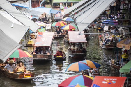 Téléchargez les photos : Bateau à moteur Tourboat taxis avec des touristes conduisant tout autour d'un khlong à la rivière Damnoen Saduak et marché flottant dans la province de Ratchaburi en Thaïlande, Thaïlande, Ratchaburi, Novembre, 12,2023 - en image libre de droit
