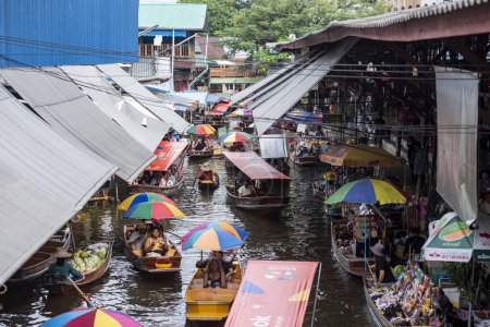 Téléchargez les photos : Bateau à moteur Tourboat taxis avec des touristes conduisant tout autour d'un khlong à la rivière Damnoen Saduak et marché flottant dans la province de Ratchaburi en Thaïlande, Thaïlande, Ratchaburi, Novembre, 12,2023 - en image libre de droit