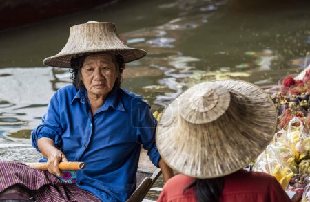 Téléchargez les photos : Une femme vend des fruits sur son bateau à bois à Damnoen Saduak Marché flottant dans la province de Ratchaburi en Thaïlande, Thaïlande, Ratchaburi, 12 novembre 2023 - en image libre de droit