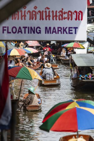 Téléchargez les photos : Taxis de bateaux de tourisme avec des touristes conduisant tout autour d'un khlong à la rivière Damnoen Saduak et marché flottant dans la province de Ratchaburi en Thaïlande, Thaïlande, Ratchaburi, 12 novembre 2023 - en image libre de droit