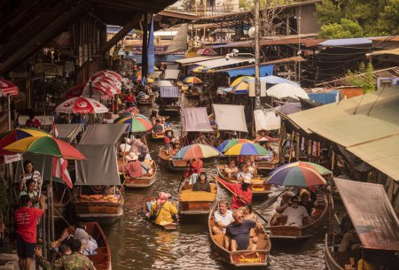 Téléchargez les photos : Taxis de bateaux de tourisme avec des touristes conduisant tout autour d'un khlong à la rivière Damnoen Saduak et marché flottant dans la province de Ratchaburi en Thaïlande, Thaïlande, Ratchaburi, 12 novembre 2023 - en image libre de droit