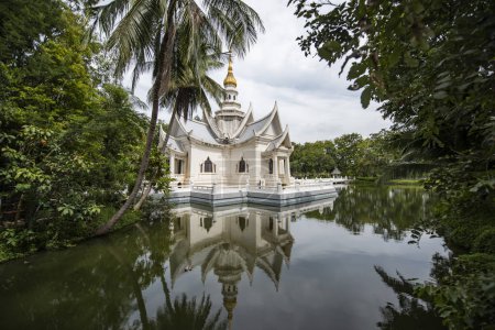 Téléchargez les photos : Temple Maha Cetiya Somdey à Wat Luang Pho Sot Thammakayaram près de Danmoen Satuak Town dans la province de Ratchaburi en Thaïlande, Thaïlande, Ratchaburi, 12 novembre 2023 - en image libre de droit