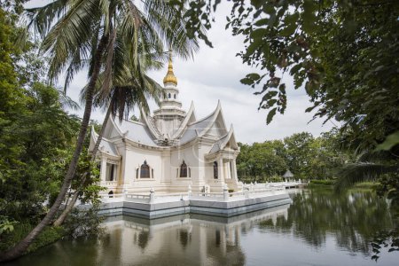 Téléchargez les photos : Temple Maha Cetiya Somdey à Wat Luang Pho Sot Thammakayaram près de Danmoen Satuak Town dans la province de Ratchaburi en Thaïlande, Thaïlande, Ratchaburi, 12 novembre 2023 - en image libre de droit