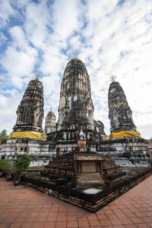 Foto de Las cuatro Stupas o Pagodas de Wat Mahathat Worawihan en la ciudad y provincia de Ratchaburi en Tailandia, Tailandia, Ratchaburi, noviembre, 14, 2023 - Imagen libre de derechos