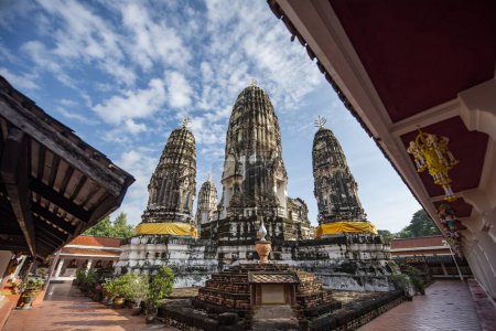 Téléchargez les photos : Les quatre Stupas ou Pagodas de Wat Mahathat Worawihan dans la ville et la province de Ratchaburi en Thaïlande, Thaïlande, Ratchaburi, 14 novembre 2023 - en image libre de droit