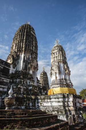 Foto de Las cuatro Stupas o Pagodas de Wat Mahathat Worawihan en la ciudad y provincia de Ratchaburi en Tailandia, Tailandia, Ratchaburi, noviembre, 14, 2023 - Imagen libre de derechos