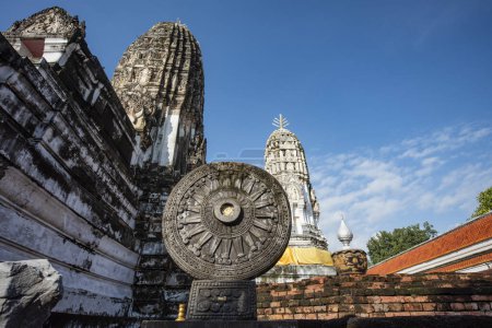 Téléchargez les photos : Les quatre Stupas ou Pagodas de Wat Mahathat Worawihan dans la ville et la province de Ratchaburi en Thaïlande, Thaïlande, Ratchaburi, 14 novembre 2023 - en image libre de droit
