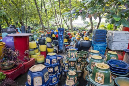 Téléchargez les photos : Pots at the Tao Hong Tai Ceramics Shop and Factory in the city and Province of Ratchaburi in Thailand, Thailand, Ratchaburi, 14 novembre 2023 - en image libre de droit