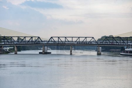 Foto de El puente Chulalongkorn sobre el río Mae Klong en la ciudad y provincia de Ratchaburi en Tailandia, Tailandia, Ratchaburi, 14 de noviembre de 2023 - Imagen libre de derechos