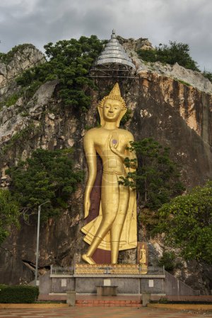 Téléchargez les photos : Le Bouddha d'or debout au temple Tham Khao Ngu dans la province de Ratchaburi en Thaïlande, Thaïlande, Ratchaburi, 15 novembre 2023 - en image libre de droit