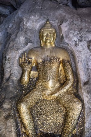 Téléchargez les photos : La sculpture Phra Phuttha Chai Buddha à la grotte Tham Ruesi Khao Ngu a la grotte Tham Khao Ngu dans la province de Ratchaburi en Thaïlande, Thaïlande, Ratchaburi, 15 novembre 2023 - en image libre de droit