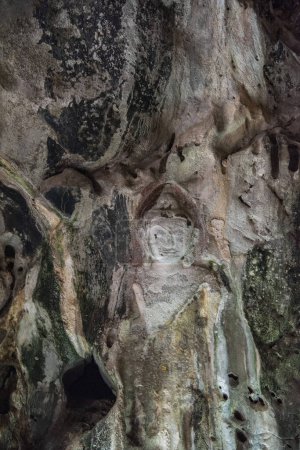 Téléchargez les photos : Une pierre sculptant Bouddha figure Tham Ruesi Khao Ngu a la grotte Tham Khao Ngu dans la province de Ratchaburi en Thaïlande, Thaïlande, Ratchaburi, 15 novembre 2023 - en image libre de droit