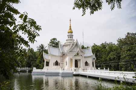 Foto de Maha Cetiya Somdey Temple at Wat Luang Pho Sot Thammakayaram near Danmoen Satuak Town in Province of Ratchaburi in Thailand,  Thailand, Ratchaburi, 12, November, 2023 - Imagen libre de derechos