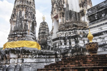 Foto de Las cuatro Stupas o Pagodas de Wat Mahathat Worawihan en la ciudad y provincia de Ratchaburi en Tailandia, Tailandia, Ratchaburi, noviembre, 13, 2023 - Imagen libre de derechos