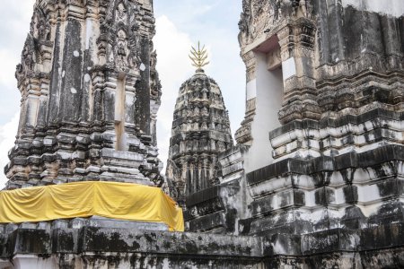 Téléchargez les photos : Les quatre Stupas ou Pagodas de Wat Mahathat Worawihan dans la ville et la province de Ratchaburi en Thaïlande, Thaïlande, Ratchaburi, 13 novembre 2023 - en image libre de droit